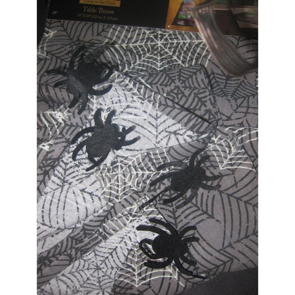 Cynthia Rowley Curious Halloween Table Throw Spiders ~ Glow in the Dark ~ Webs - Picture 1 of 8